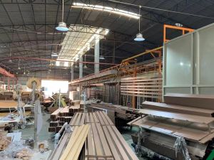 軍霸鋁方通生產車間