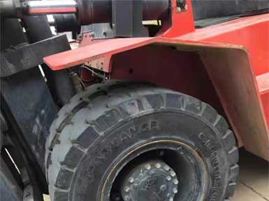 前進實心輪胎825-15，6條實心輪胎已全部安裝到叉車上